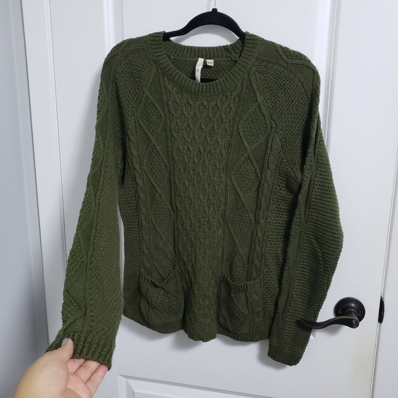 LEO & NICOLE Green Cable Knit Sweater - Picture 3 of 7